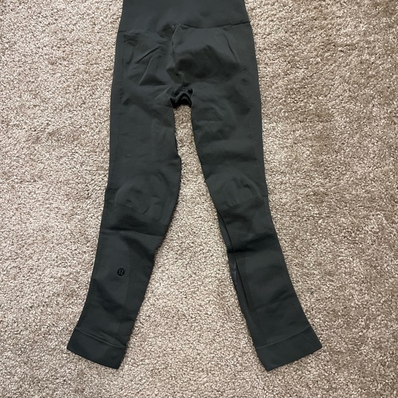 Lululemon zone in crop gator green XS $118 NWOT - Picture 7 of 13